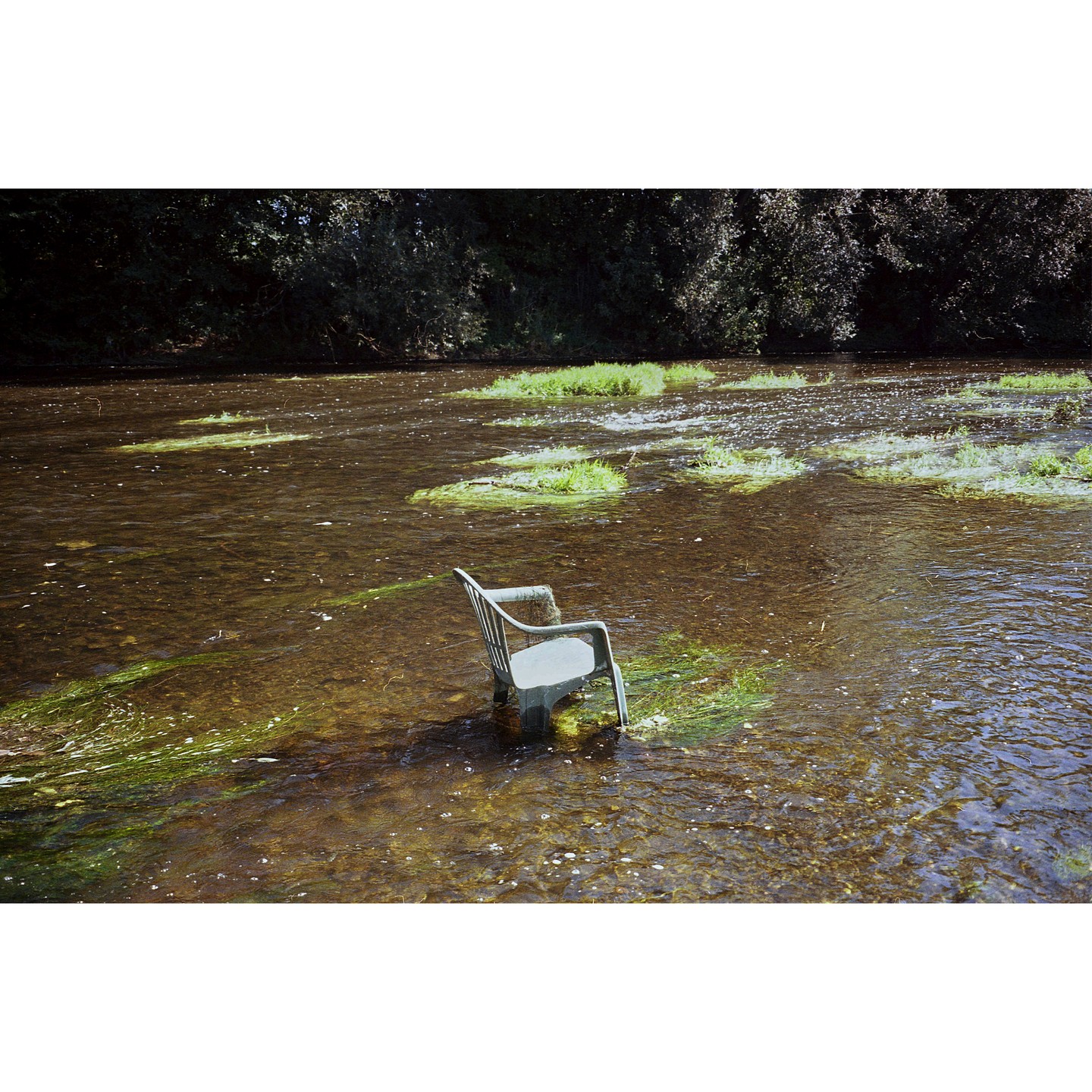 Untitled (židle, řeka)